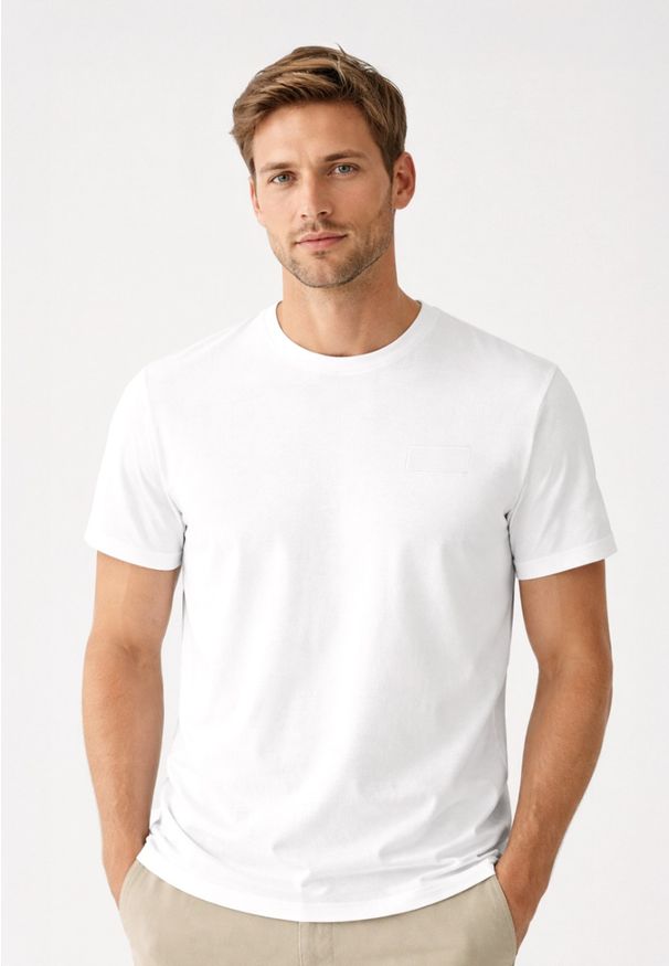 Volcano - Bawełniany t-shirt, Comfort Fit, T-INDU. Okazja: na co dzień. Kolor: biały. Materiał: bawełna. Długość rękawa: krótki rękaw. Długość: krótkie. Wzór: gładki. Styl: casual, klasyczny, elegancki