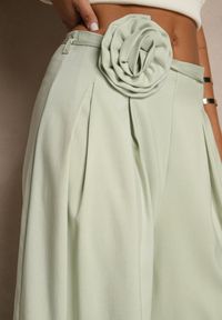 Renee - Zielone Spodnie o Szerokim Kroju High Waist z Kwiatem 3D Firalisse. Okazja: na co dzień. Stan: podwyższony. Kolor: zielony. Wzór: kwiaty. Styl: klasyczny, elegancki, casual