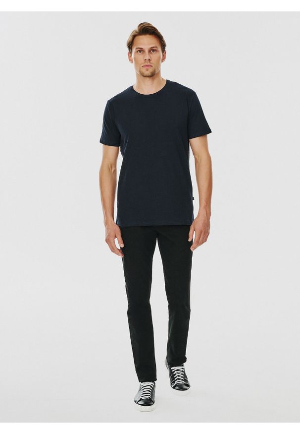 Pako Lorente - PAKO LORENTE – Granatowy gładki T-shirt Basic. Kolor: biały, niebieski, czarny. Materiał: elastan, bawełna. Długość rękawa: krótki rękaw. Długość: krótkie. Wzór: gładki. Styl: klasyczny