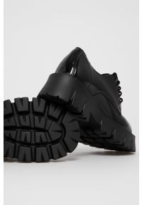 Altercore Półbuty Deidra Vegan Black Patent damskie kolor czarny na platformie. Nosek buta: okrągły. Zapięcie: sznurówki. Kolor: czarny. Obcas: na platformie