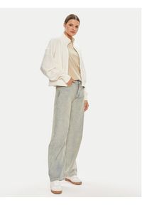 Calvin Klein Jeans Bluza Satin Applique J20J223922 Écru Relaxed Fit. Materiał: bawełna
