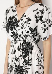 Born2be - Biało-Czarna Sukienka Długa z Kopertową Górą w Kwiatowy Print Solmare. Okazja: na co dzień, na randkę. Kolor: biały. Materiał: jeans. Długość rękawa: krótki rękaw. Wzór: kwiaty, nadruk. Typ sukienki: kopertowe. Styl: klasyczny, casual, elegancki. Długość: maxi #2