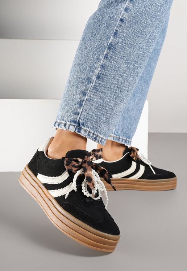 Born2be - Czarne Sneakersy w Stylu Tenisówek na Grubej Podeszwie z Tłoczeniem i Perłami Asortte. Okazja: na co dzień. Kolor: czarny. Materiał: jeans