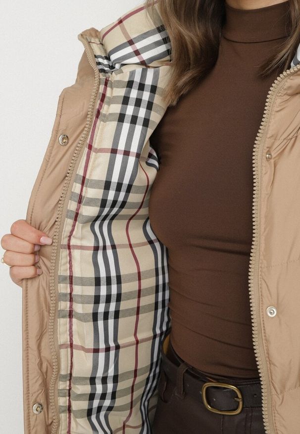 Born2be - Ciemnobeżowa Długa Kurtka Pikowana z Kapturem Genama. Okazja: na co dzień, na spacer. Typ kołnierza: kaptur. Kolor: beżowy. Materiał: poliester, dzianina, jeans. Długość: długie. Styl: casual, klasyczny