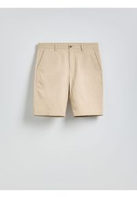 Reserved - Szorty chino regular fit - beżowy. Kolor: beżowy. Materiał: tkanina, bawełna