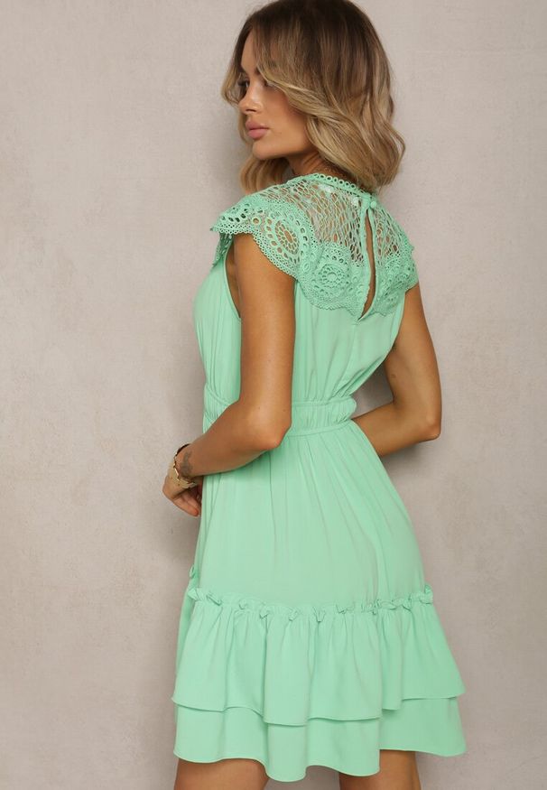 Renee - Zielona Rozkloszowana Sukienka Midi z Gumką w Talii i Koronkowym Dekoltem Panita. Kolor: zielony. Materiał: koronka. Styl: boho. Długość: midi