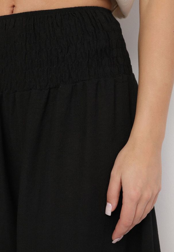 Born2be - Czarne Szerokie Spodnie Typu Kuloty Ozdobione Marszczeniem Fenalida. Okazja: na co dzień. Kolor: czarny. Materiał: jedwab. Wzór: aplikacja. Styl: elegancki, casual