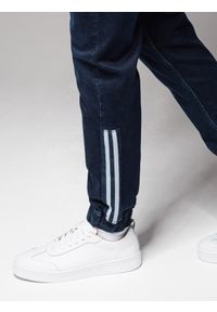 Ombre Clothing - Męskie jeansowe joggery z lampasami – ciemnoniebieskie V4. Okazja: na co dzień. Kolor: niebieski. Materiał: jeans. Styl: retro, sportowy, casual #7