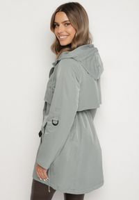 Born2be - Zielona Klasyczna Kurtka Parka z Kapturem i Ściągaczem w Talii Tulasira. Okazja: na co dzień. Typ kołnierza: kaptur. Kolor: zielony. Materiał: jeans. Styl: klasyczny #4