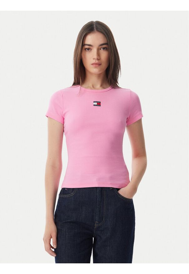 Tommy Jeans T-Shirt Badge DW0DW17881 Różowy jasny Slim Fit. Kolor: różowy. Materiał: bawełna