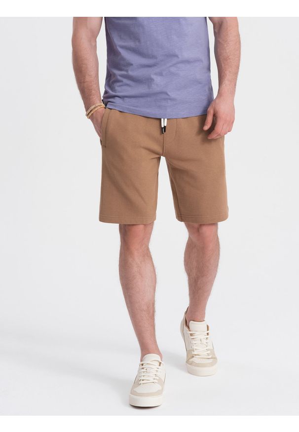 Ombre Clothing - Spodenki męskie dzianinowe ze ściągaczem i kieszeniami - brązowe V2. Kolor: brązowy. Materiał: dzianina. Styl: wakacyjny