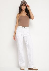 Born2be - Białe Bawełniane Jeansy z Tłoczonym Wzorem Tilomera. Okazja: na co dzień. Kolor: biały. Styl: klasyczny, elegancki, casual #4