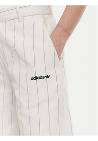 Adidas - adidas Bermudy Pinstripe JC7684 Biały Loose Fit. Kolor: biały. Materiał: bawełna #3