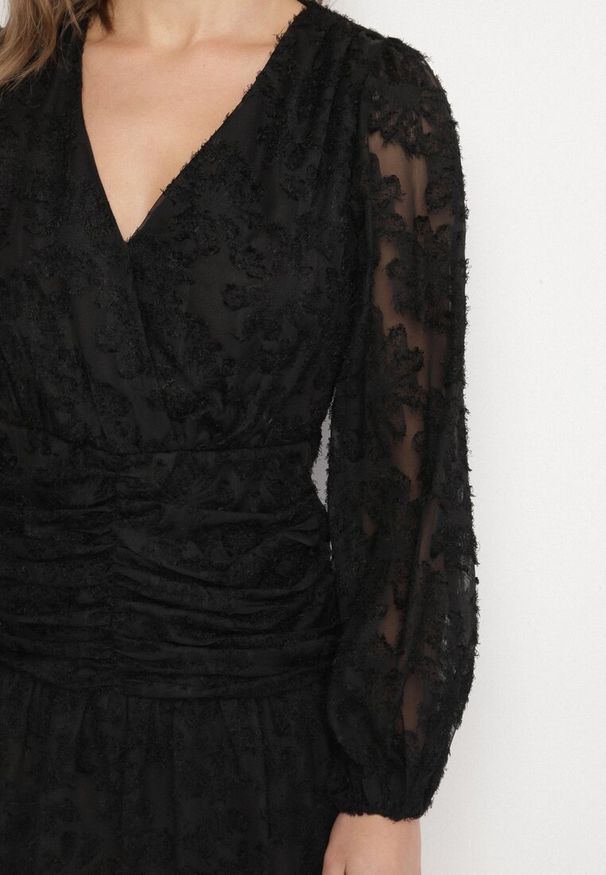 Born2be - Czarna Koronkowa Sukienka z Kopertowym Dekoltem i Marszczeniami Labisse. Kolor: czarny. Materiał: koronka. Typ sukienki: kopertowe. Styl: klasyczny