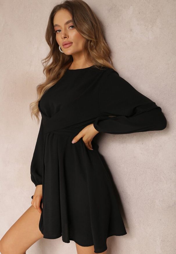 Renee - Czarna Sukienka Rozkloszowana z Gumką w Pasie Thelo. Kolor: czarny. Materiał: tkanina. Długość rękawa: długi rękaw. Wzór: gładki, jednolity. Styl: elegancki, klasyczny. Długość: mini