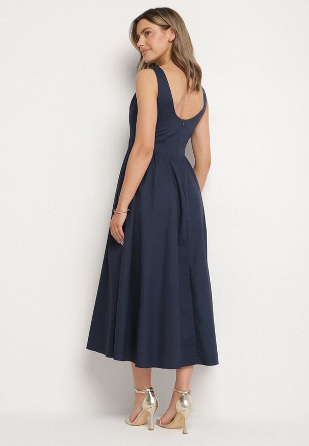 Born2be - Niebieska Sukienka Bawełniana o Rozkloszowanym Fasonie z Dekoltem Łódką i Kieszeniami Elenira. Typ kołnierza: dekolt w łódkę. Kolor: niebieski. Materiał: bawełna. Typ sukienki: rozkloszowane. Styl: elegancki