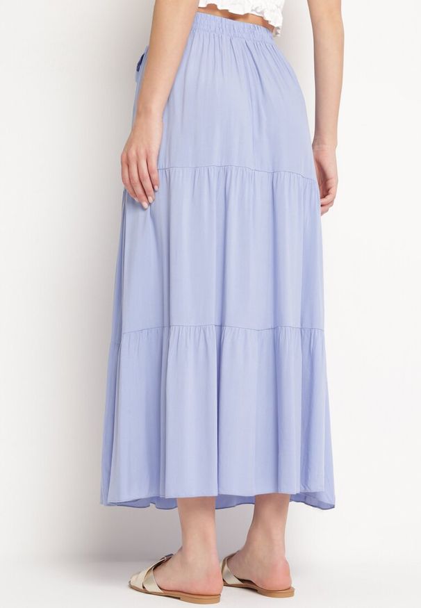 Born2be - Jasnoniebieska Wiskozowa Spódnica Maxi Rozkloszowana z Paskami Saosa. Okazja: na co dzień. Kolor: niebieski. Materiał: wiskoza. Wzór: paski. Styl: klasyczny, casual