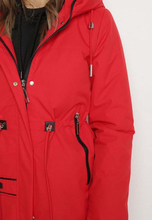 Born2be - Czerwona Kurtka Parka Zapinana na Napy Ściągana w Pasie Troczkami Arstilla. Okazja: na co dzień. Kolor: czerwony. Materiał: dzianina, jeans. Styl: elegancki, casual
