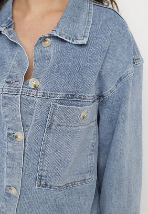 Born2be - Jasnoniebieska Kurtka Jeansowa z Bawełny Ozdobiona Guzikami Navirebi. Kolor: niebieski. Materiał: jeans, bawełna. Wzór: aplikacja