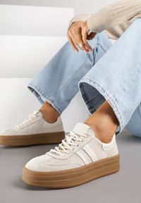 Renee - Jasnobeżowe Sneakersy Zamszowe na Platformie ze Skórzaną Wkładką Ozdobione Paskiem Adivrie. Okazja: na co dzień. Zapięcie: pasek. Kolor: beżowy. Materiał: zamsz, skóra. Wzór: aplikacja. Obcas: na platformie
