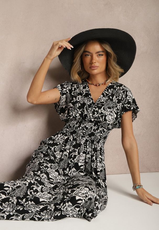 Renee - Czarna Sukienka z Bawełną i Kopertowym Dekoltem w Kwiaty Ldivisa. Okazja: na spacer, na plażę. Typ kołnierza: dekolt kopertowy. Kolor: czarny. Materiał: bawełna. Wzór: kwiaty. Typ sukienki: kopertowe