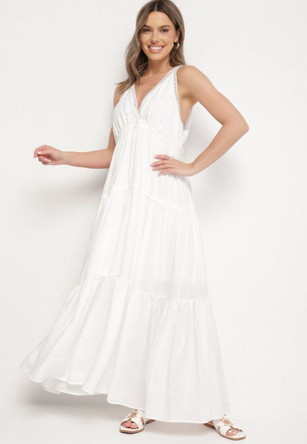 Born2be - Biała Sukienka z Wiskozą i Szydełkowym Wzorem Meviellea. Okazja: na co dzień. Typ kołnierza: dekolt w kształcie V. Kolor: biały. Materiał: wiskoza. Wzór: haft. Styl: elegancki, casual