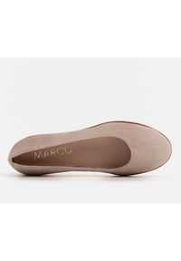 Marco Shoes Lekkie baleriny damskie z naturalnego zamszu na sportowej podeszwie beżowy. Kolor: beżowy. Materiał: zamsz. Styl: sportowy #6