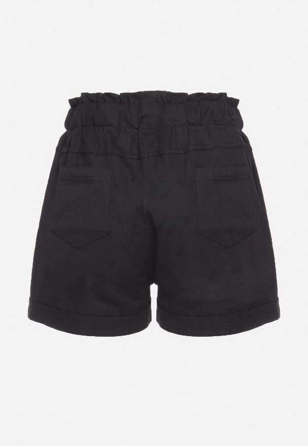 Born2be - Czarne Szorty z Gumką w Pasie Ściągane Troczkiem z Ozdobnymi Guzikami Damarie. Okazja: na co dzień. Kolor: czarny. Sezon: lato. Styl: sportowy, elegancki, casual