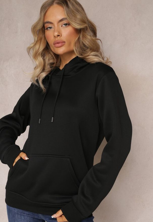 Renee - Czarna Bluza z Kapturem i Sznurkami oraz Kieszenią Wykończona Ściągaczami Vrokira. Typ kołnierza: kaptur. Kolor: czarny. Materiał: bawełna. Styl: klasyczny, sportowy