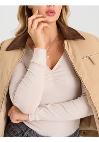 Sinsay - Wiskozowe body z dekoltem V - kremowy. Kolor: kremowy. Materiał: wiskoza #1