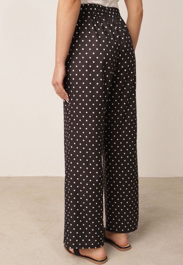 Born2be - Czarne Spodnie Casual w Groszki z Szerokimi Nogawkami i Wysokim Stanem Soleano. Okazja: na co dzień. Stan: podwyższony. Kolekcja: plus size. Kolor: czarny. Materiał: koronka. Długość: długie. Wzór: grochy. Styl: casual