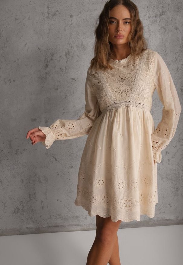 Renee - Beżowa Rustykalna Sukienka z Bawełną Zdobiona Haftem i Ażurowymi Wycięciami Winlith. Okazja: na co dzień. Kolor: beżowy. Materiał: bawełna. Wzór: ażurowy, haft, aplikacja. Styl: casual, klasyczny