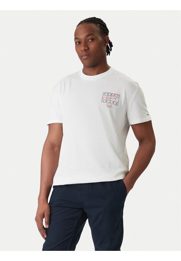 Tommy Jeans T-Shirt DM0DM22319 Écru Regular Fit. Kolor: kremowy. Materiał: bawełna