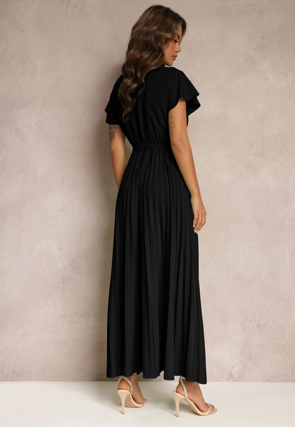 Renee - Czarna Koktajlowa Maxi Sukienka Ozdobiona Plisami z Trójkątnym Dekoltem i Wiązaniem w Talii Phoelia. Okazja: na imprezę. Kolor: czarny. Wzór: aplikacja. Styl: wizytowy. Długość: maxi