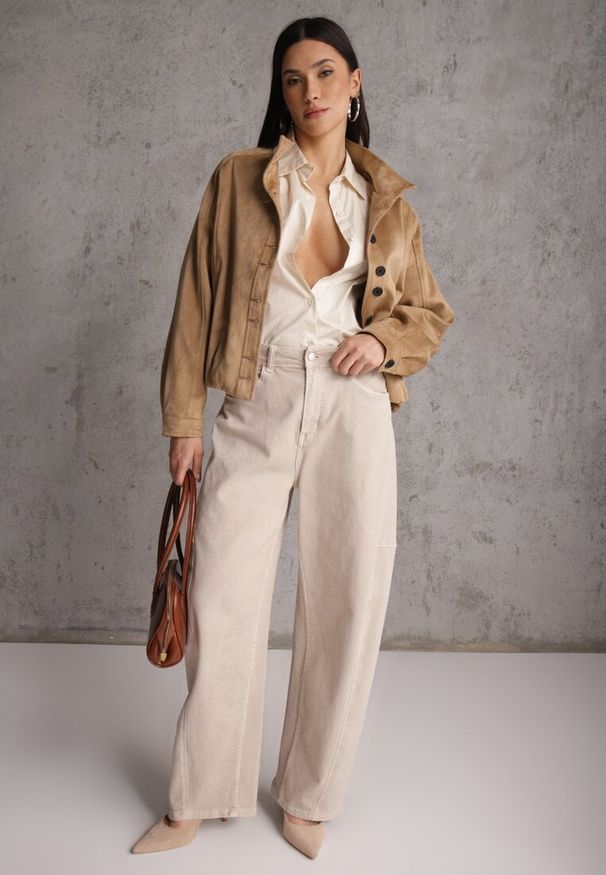 Renee - Jasnobrązowa Kurtka Bomber Jacket Ozdobiona Guzikami Quilimi. Okazja: na co dzień. Kolor: brązowy. Wzór: aplikacja. Styl: casual, elegancki