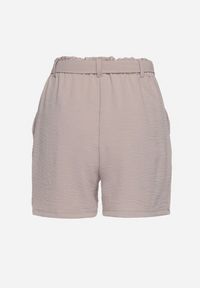 Born2be - Ciemnobeżowe Bermudy Szorty z Gumką w Pasie i Materiałowym Paskiem z Wysokim Stanem Qualetta. Stan: podwyższony. Kolor: beżowy. Materiał: materiał. Styl: elegancki