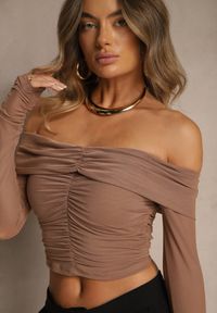 Renee - Ciemnobeżowa Drapowana Bluzka VICES z Odkrytymi Ramionami i Siateczkowymi Rękawami Atevite. Okazja: na co dzień. Kolor: beżowy. Materiał: jeans. Styl: casual #3