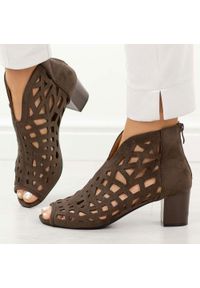 C.Brązowe sandały damskie na obcasie z zakrytą piętą M.Daszyński 1954-15 26. Okazja: na co dzień. Kolor: brązowy. Materiał: zamsz. Wzór: ażurowy. Sezon: wiosna, lato. Obcas: na obcasie. Styl: casual, elegancki, klasyczny, wizytowy. Wysokość obcasa: średni #1