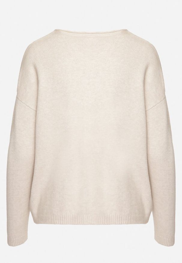 Born2be - Jasnobeżowy Sweter z Ozdobnymi Guzikami i Cyrkoniami Rerilina. Okazja: na co dzień. Kolor: beżowy. Materiał: jeans. Długość rękawa: długi rękaw. Długość: długie. Wzór: aplikacja. Styl: klasyczny, casual