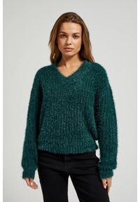 MOODO - Puszysty sweter z metaliczną nitką zielony. Kolekcja: plus size. Kolor: zielony. Materiał: poliester #1