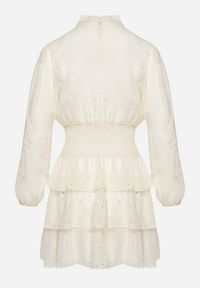 Born2be - Jasnobeżowa Elegancka Sukienka z Błyszczącymi Drobinkami i Falbankami Tinaria. Typ kołnierza: kołnierz z falbankami. Kolor: beżowy. Styl: elegancki #6