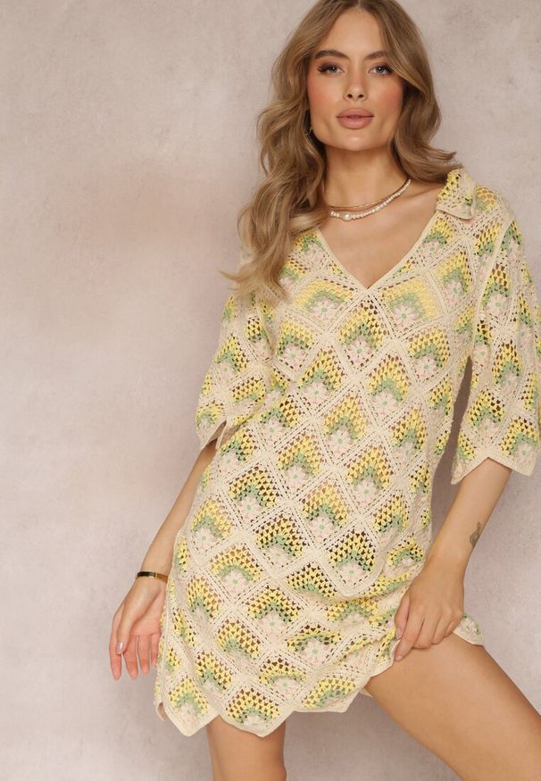Renee - Beżowo-Zielona Szydełkowa Sukienka z Głębokim Dekoltem i Krótkim Rękawem z Bawełny Achla. Kolor: beżowy. Materiał: bawełna. Długość rękawa: krótki rękaw. Sezon: wiosna, lato. Długość: mini