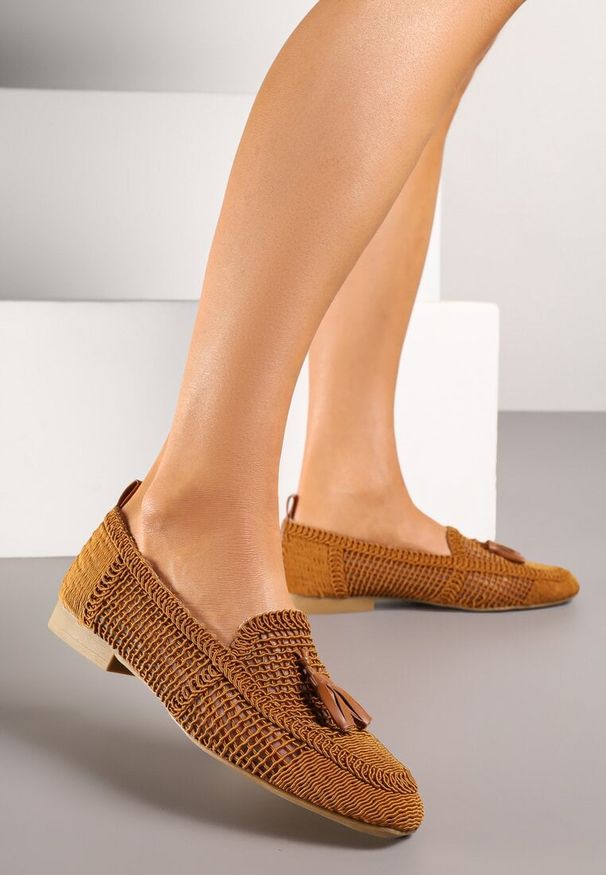 Born2be - Brązowe Siateczkowe Mokasyny Ozdobione Frędzlami Adordia. Okazja: na spacer, na co dzień, na spotkanie biznesowe. Kolor: brązowy. Wzór: aplikacja. Sezon: lato. Styl: casual, biznesowy, elegancki, klasyczny