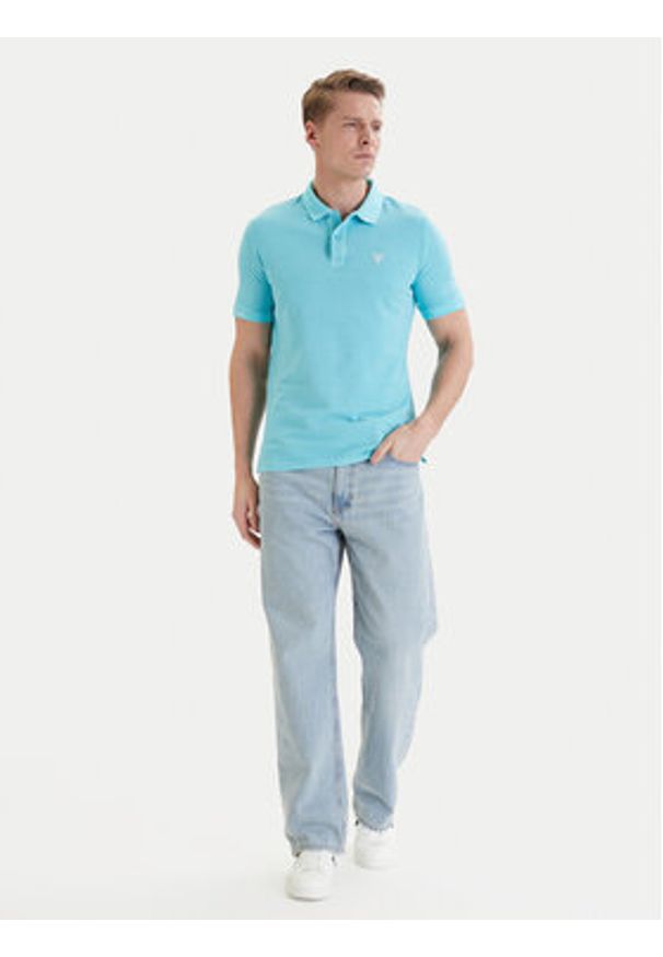 Guess Polo F6GP03 K9WF1 Turkusowy Slim Fit. Typ kołnierza: polo. Kolor: turkusowy. Materiał: bawełna