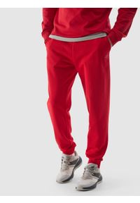 4f - Spodnie dresowe joggery męskie - czerwone. Kolor: czerwony. Materiał: dresówka. Wzór: gładki, jednolity, ze splotem