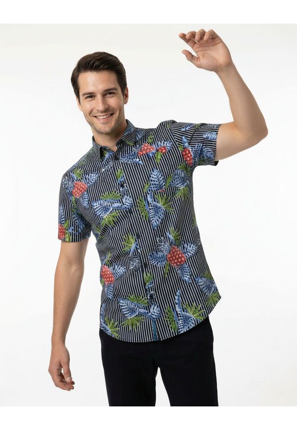 Granatowa Bawełniana Koszula Męska, Krótki Rękaw, Prosty Krój -Brave Soul- w Paski, Ananasy. Okazja: na co dzień. Kolor: niebieski. Materiał: bawełna. Długość rękawa: krótki rękaw. Długość: krótkie. Wzór: paski. Sezon: lato. Styl: casual