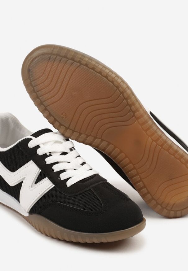 Renee - Czarne Sneakersy Typu Klasyczne Tenisówki Zdobione Przeszyciami Elanioria. Okazja: do pracy, na co dzień. Zapięcie: sznurówki. Kolor: czarny. Materiał: jeans, koronka. Wzór: aplikacja. Obcas: na obcasie. Wysokość obcasa: niski