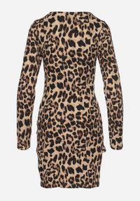 Born2be - Ciemnobeżowa Dopasowana Sukienka Dzianinowa w Panterkę z Ozdobnym Marszczeniem Trilabina. Okazja: na co dzień. Kolor: beżowy. Materiał: dzianina. Długość rękawa: długi rękaw. Wzór: motyw zwierzęcy. Typ sukienki: dopasowane. Styl: casual, elegancki, klasyczny #4