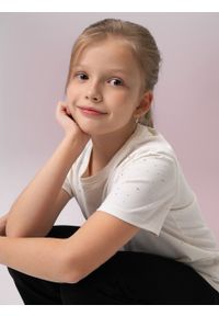 4f - 4F T-shirt regular dziewczęcy - biały 122 (6-7 lat). Okazja: na co dzień. Kolor: biały. Materiał: skóra, dzianina, bawełna, materiał. Długość rękawa: krótki rękaw. Długość: krótkie. Wzór: aplikacja. Sezon: lato. Styl: casual #1