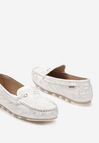 Born2be - Białe Płaskie Mokasyny Timamella. Nosek buta: okrągły. Kolor: biały. Materiał: skóra ekologiczna. Obcas: na płaskiej podeszwie. Styl: klasyczny #5
